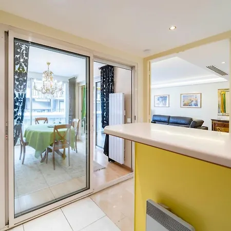 Beautiful One Bedroom Two Minute Walk To Carlton Apartment
