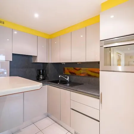 Beautiful One Bedroom Two Minute Walk To Carlton