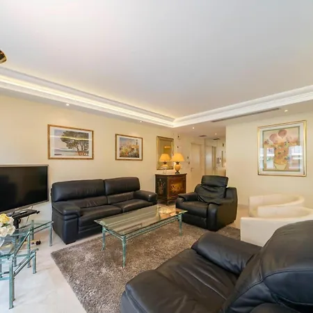 Beautiful One Bedroom Two Minute Walk To Carlton Apartment